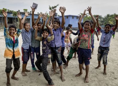 Spielende Kinder auf dem Schulhof in der Nähe von Shyamnagar, Bangladesch.